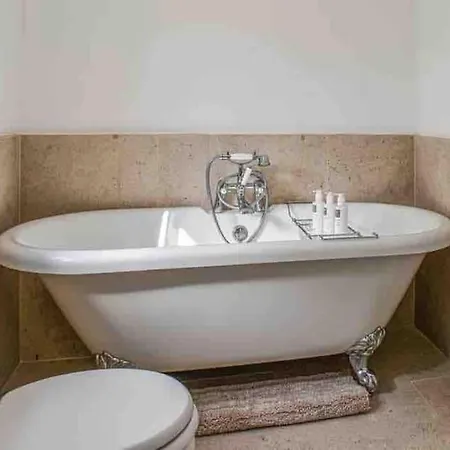 No6, Queens Square *