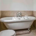 No6, Queens Square *