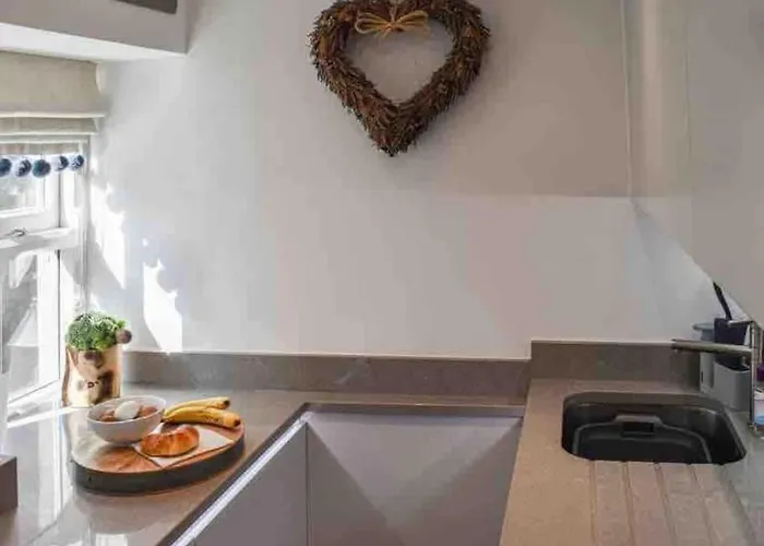 No6, Queens Square *